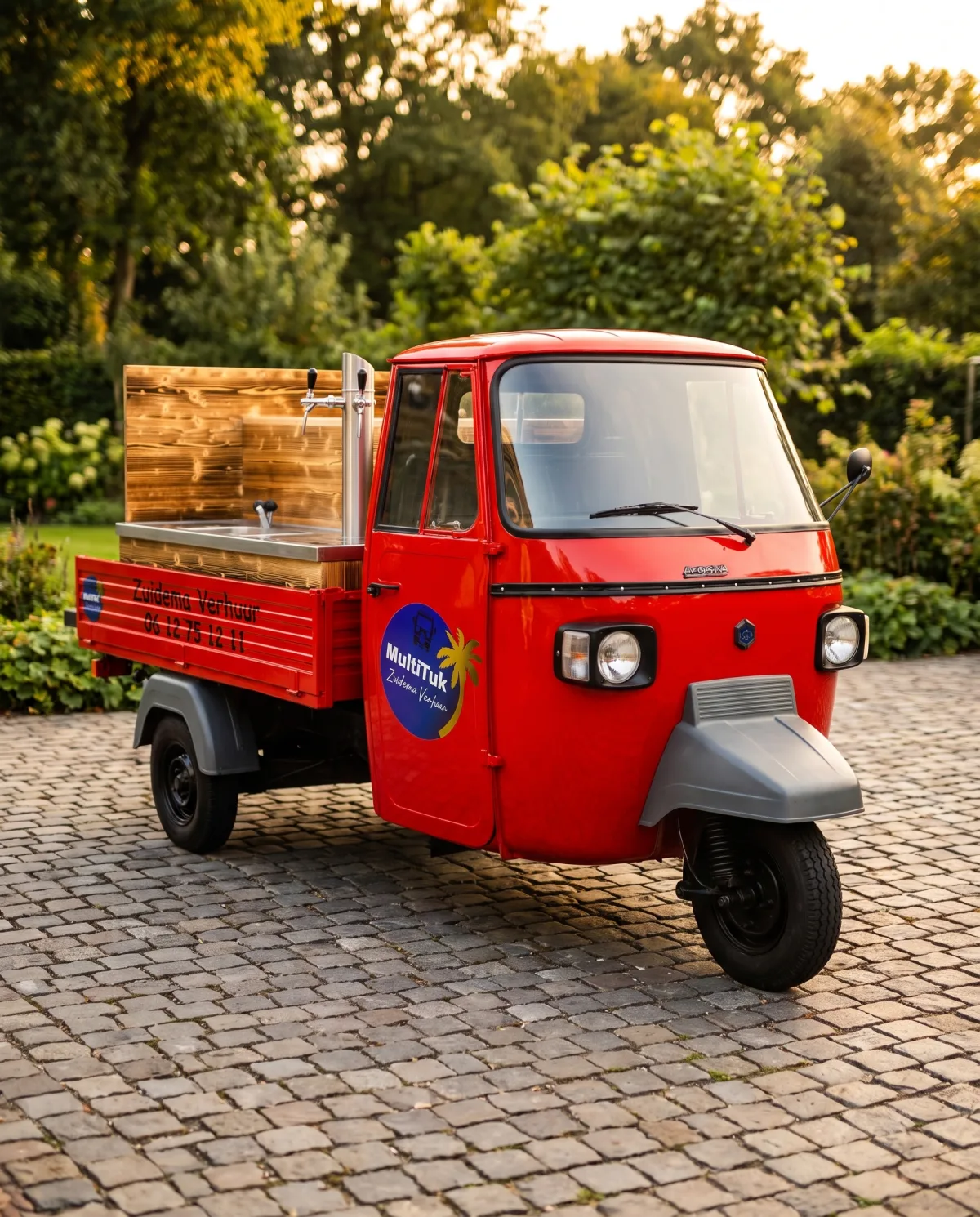 De MultiTuk als mobiele bar in het gouden avondlicht